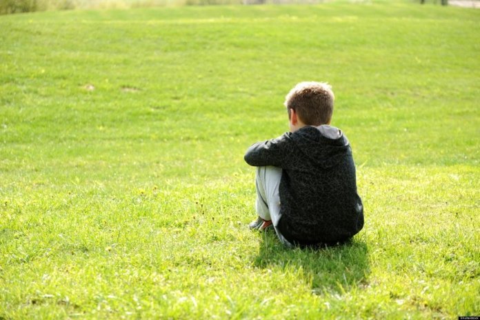 trẻ tự kỷ không kết bạn